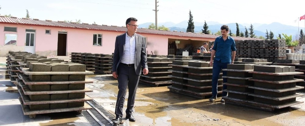 Alaşehir Belediyesi bordür taşını kendisi üretiyor 