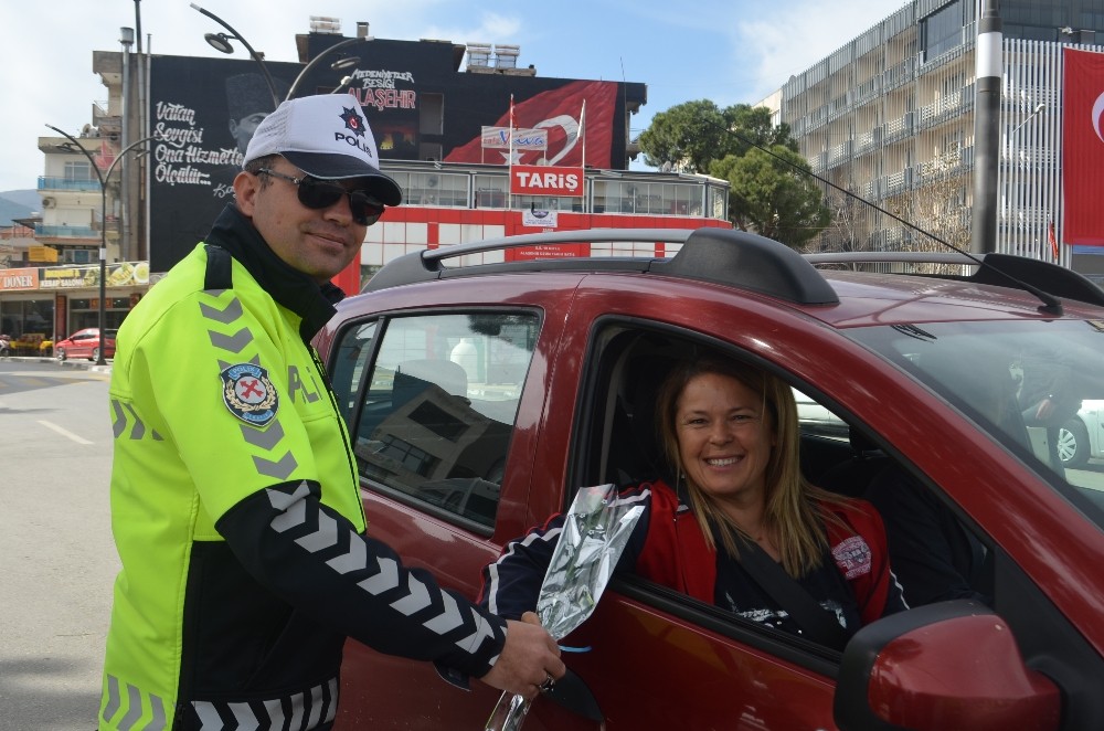Alaşehir ve Selendi polisinden kadın sürücülere çiçek 