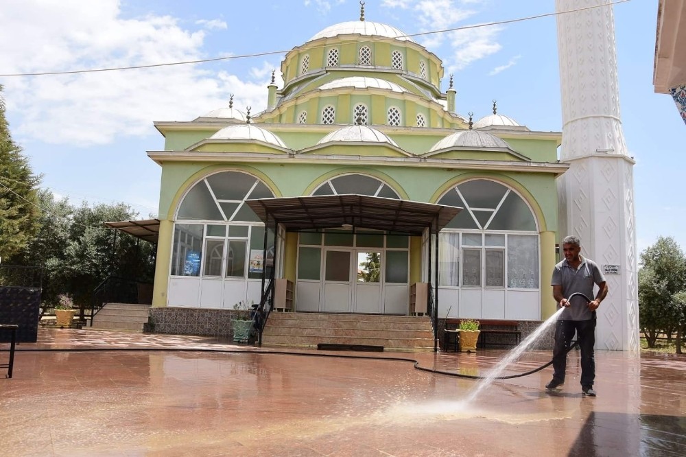 Alaşehir’de camilere bayram temizliği 