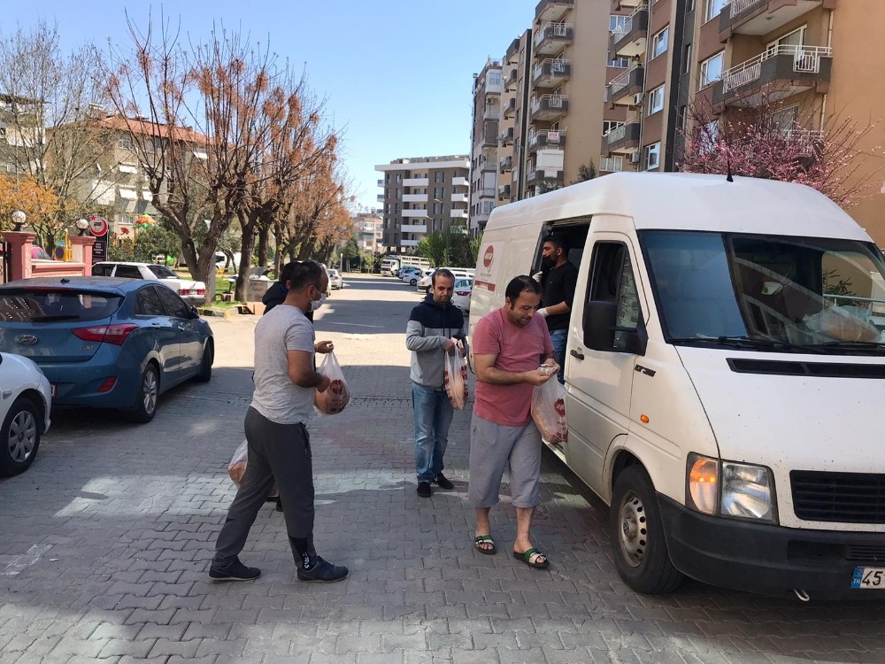 Alaşehir’de fırıncılar ekmeği vatandaşın ayağına götürüyor 