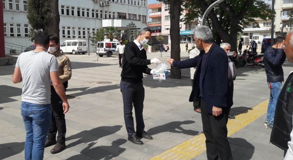 Alaşehir’de ücretsiz maske dağıtılıyor 