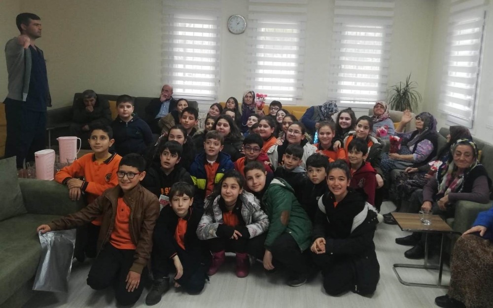Alaşehirli öğrencilerden Alzheimer hastalarına moral 