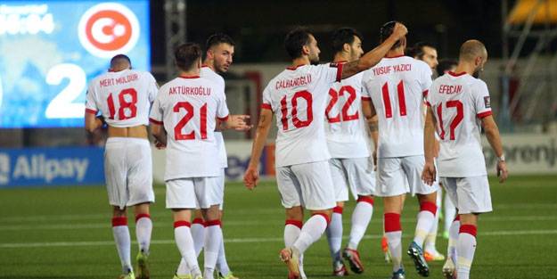 Alaycı tezahurat yapıyorlardı! Çalhanoğlu hepsini susturdu