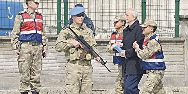 Albay, darbeci generale silah çekti