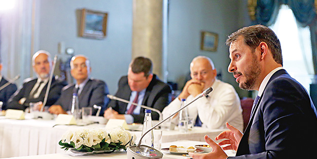 Albayrak akademisyen ve ekonomistlerle buluştu