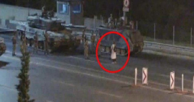 Alçak darbecilere karşı tek başına direnen kadın