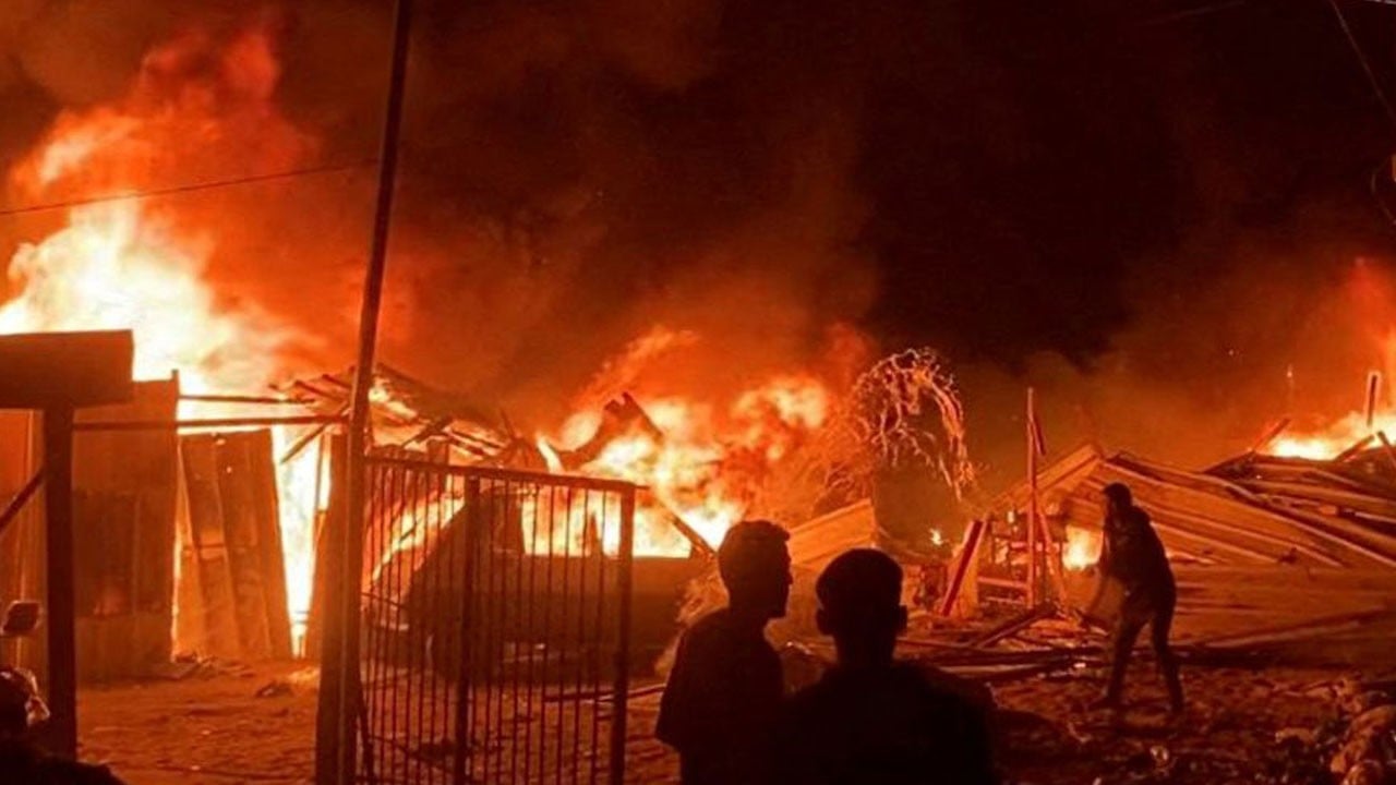 Alçak ruh hastaları! Terör devleti askeri Gazzeli sivillerin çadırlarını rastgele taradığı videoyu paylaştı!