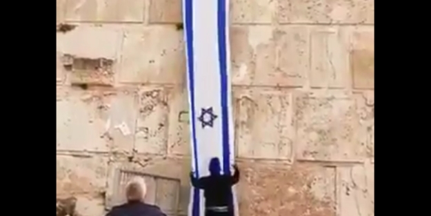 Alçak siyonistler kutsal mabede bayraklarını astılar!