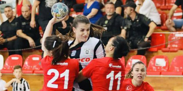 Alçak Yunan taraftarlarından skandal hareket! Oyuncularımıza tükürüp, bayrağımızı açtırmadılar