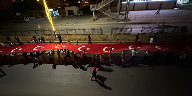 Alçaklar boş durmuyor! 15 Temmuz yürüyüşüne havai fişekli saldırı
