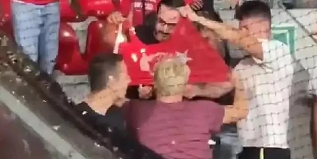 Alçaklar, Türk bayrağını yaktı! UEFA'dan soruşturma