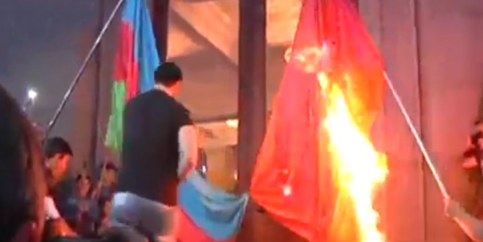 Alçaklar Türk bayraklarını yaktı!