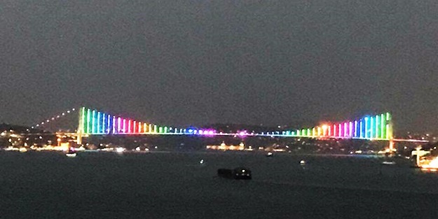 "LGBT'li sapkınlar için köprü ışıklarını değiştirdiler"