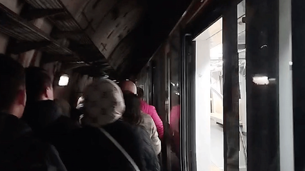 Aldı başını gitti! Yolcular ne yapacağını bilemedi! Üsküdar metrosunda şaşkına çeviren olay