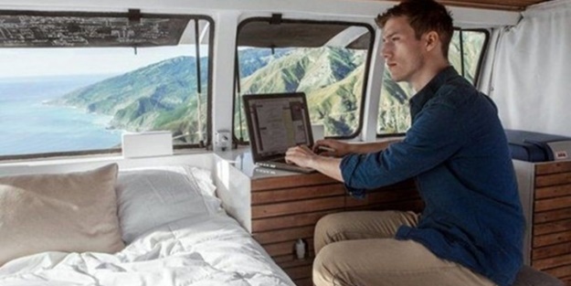 Aldığı kamyoneti karavana çevirdi!