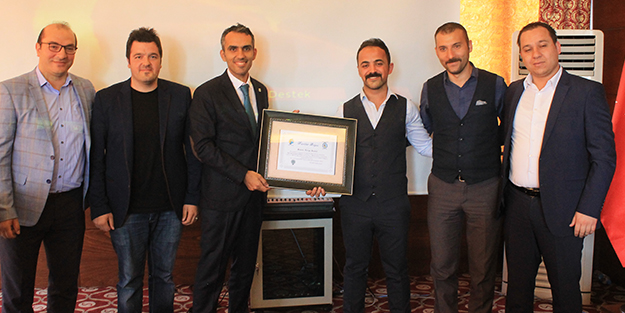 Aldıkları ödülü Mehmetçik'e bağışladılar