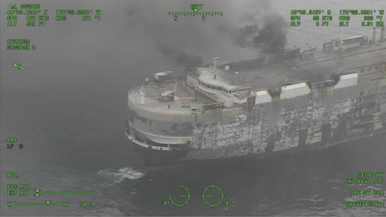 Alev alan gemideki yangın söndürülemedi: Gemiyle beraber binlerce araç da battı!