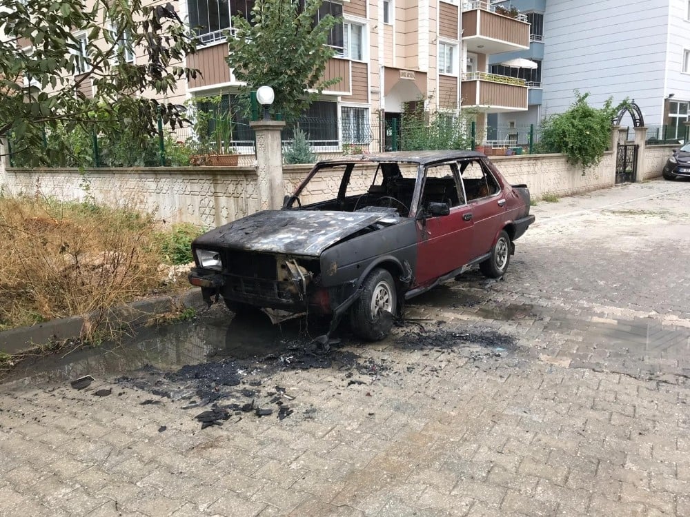 Alev alan LPG’li otomobil mahalle sakinlerini korkuttu 