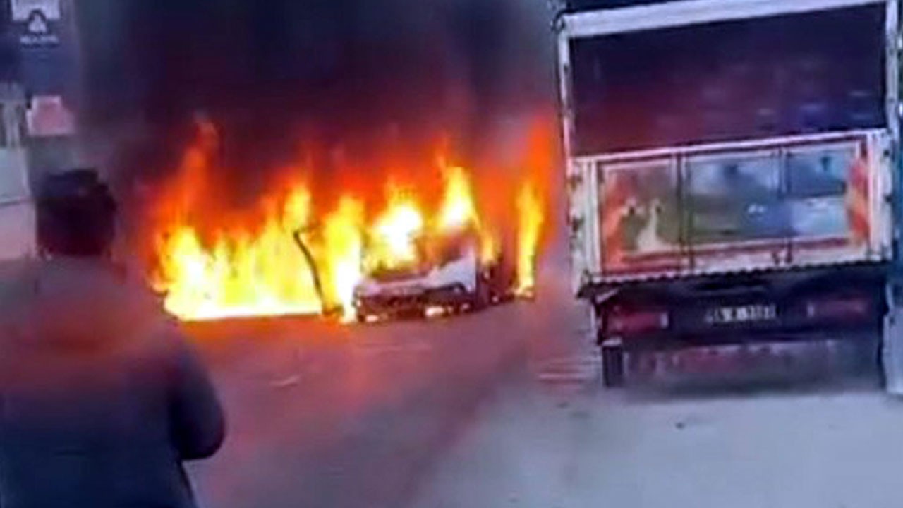 Alev alan otomobil hareket etti, 7 araca çarptı!