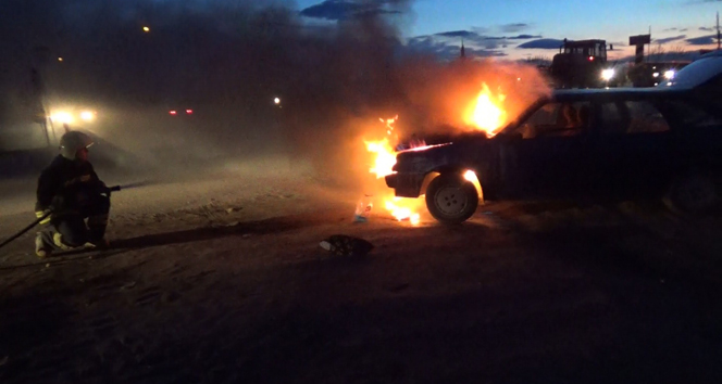 Alev alan otomobil korku dolu anlar yaşattı