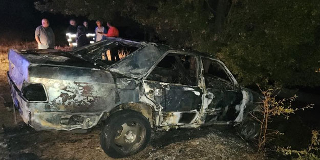 Alev alan otomobil kullanılmaz hale geldi