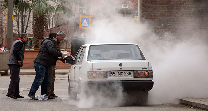 Alev alan otomobil son anda söndürüldü