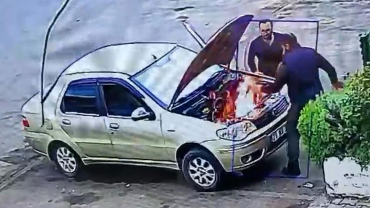 Alev alan otomobili üfleyerek söndürmeye çalıştı!