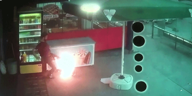 Alev alan piknik tüpünü tekmeleyerek dışarı çıkardı
