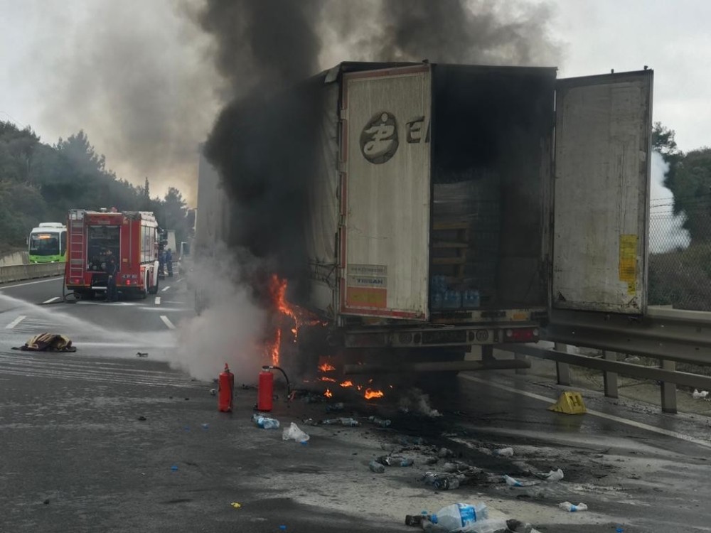 Alev alan tırı küle dönmekten itfaiye ekipleri kurtardı 
