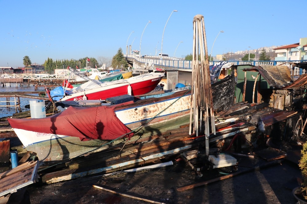 Alev alev yanan 4 balıkçı barakası küle döndü 