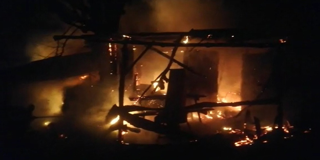 Alev alev yanan ahırda 30 tavuk telef oldu