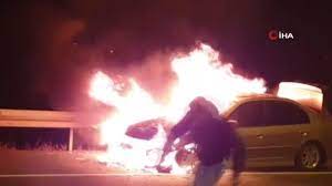 Alev alev yanan araç hurda yığınına döndü