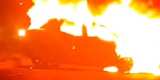 Alev alev yanan araçtan son anda kurtuldu!