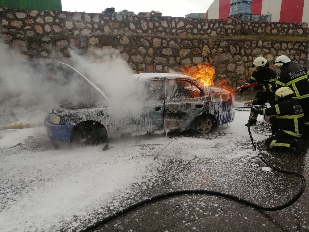 Alev alev yanan LPG’li otomobil küle döndü 