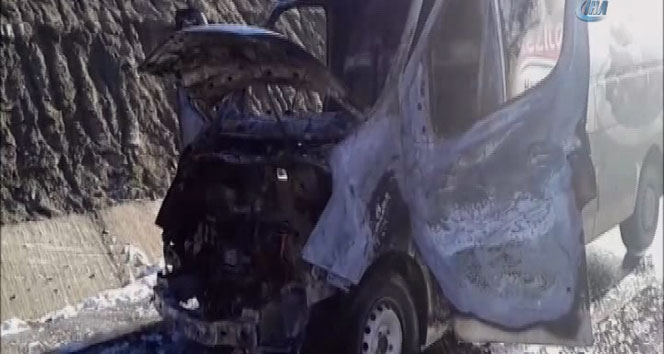 Alev alev yanan minibüs hurdaya döndü