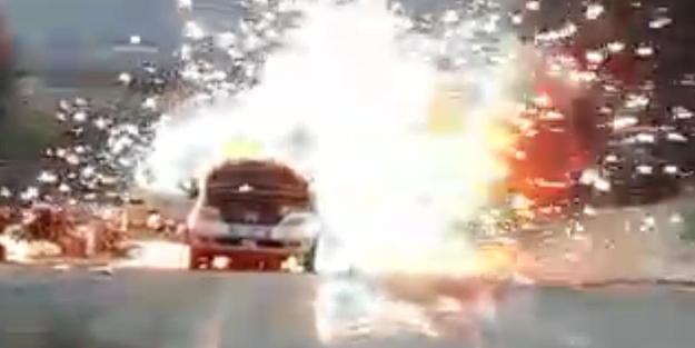 Alev alev yanan otomobilden art arda gelen patlama sesleri korkuttu