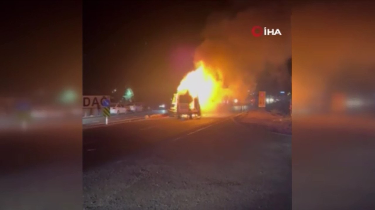 Alev alev yandı! Minibüsle kamyonet çarpıştı: 10 yaralı
