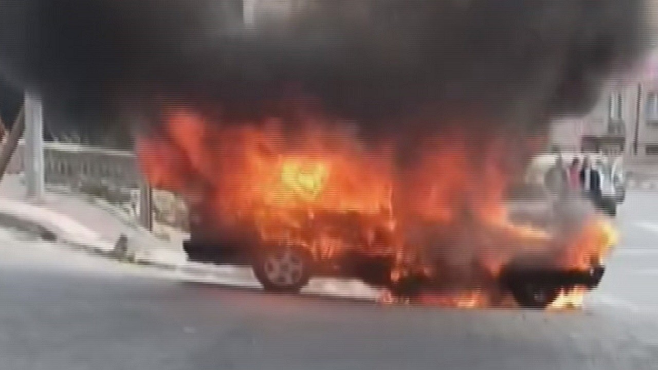 Alev topuna dönen araçtan son anda kurtuldu