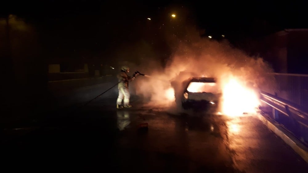 Alev topuna dönen otomobilden sürücüyü itfaiye çıkarttı 