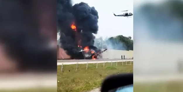 Alev topuna dönüştü… Uçak otoyola düştü!