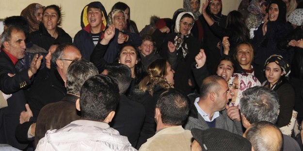 Aleviler elektrik sönünce itfaiye binasına saldırdı