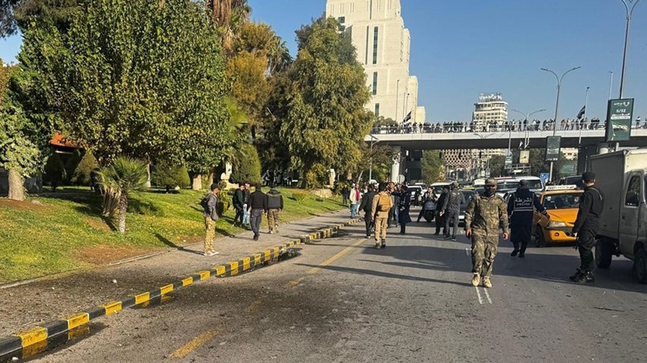 Alevilere dışarı çıkmama, PKK'lılara kutlama yapmama çağrısı yapılmıştı! Özgürlüğün 1. yılını kutlayan Suriye'de patlama!