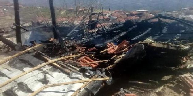 Alevler 2 katlı ahşap evi küle çevirdi