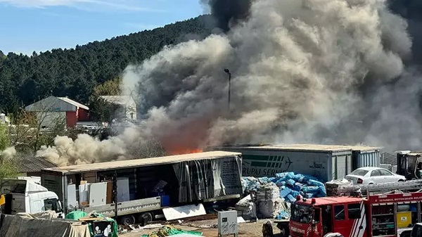 Alevler araçlara sıçradı! Yediemin otoparkında yangın çıktı