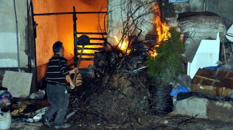 Alevler ekmek teknelerini kül etti