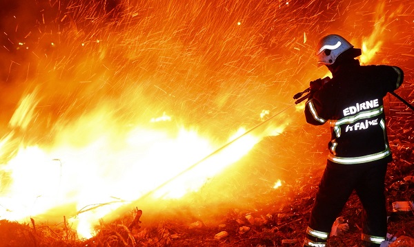 Alevler geceyi aydınlattı