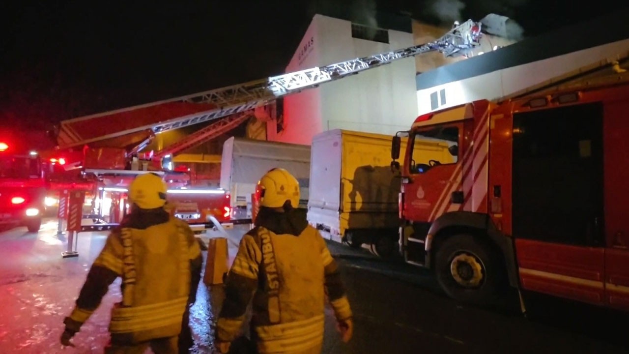 Alevler geceyi aydınlattı! İstanbul'da mobilya atölyesinde yangın çıktı