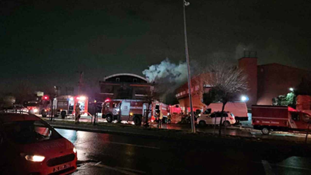 İstanbul'daki dev fabrikada yangın kontrol altına alınamadı