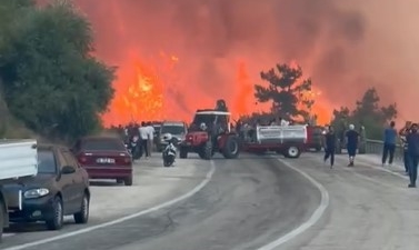Alevler göğe ulaştı o aldırış etmeden sigarasını yaktı...