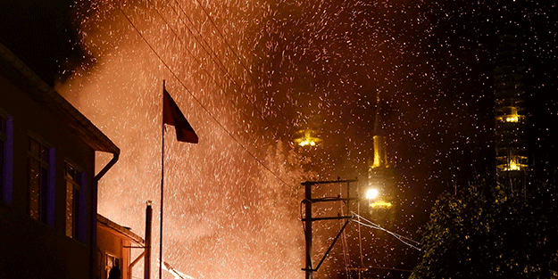 Alevler göğe yükseldi, tarihi konak küle döndü
